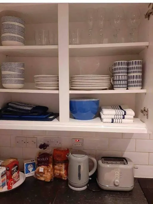 Modern Two Bed Flat In Canada Water Close To Transport Apartment London